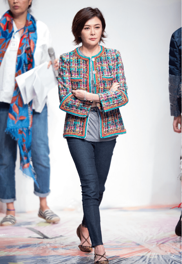 审美|关之琳中式风上衣配紧身裤走秀，但颈纹和松弛皮肤仍暴露年龄