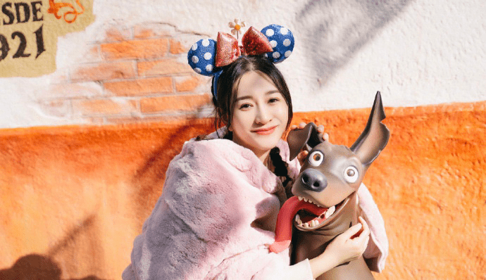 爱美|44岁李小冉扮公主少女感满满：人到中年，爱美是一种态度!