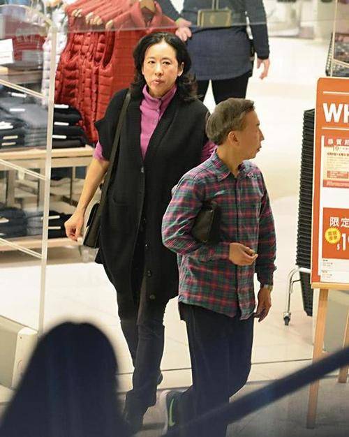 衣服|朱玲玲逛街被拍，62岁还穿粉色衣服装嫩，挎着老公好恩爱！