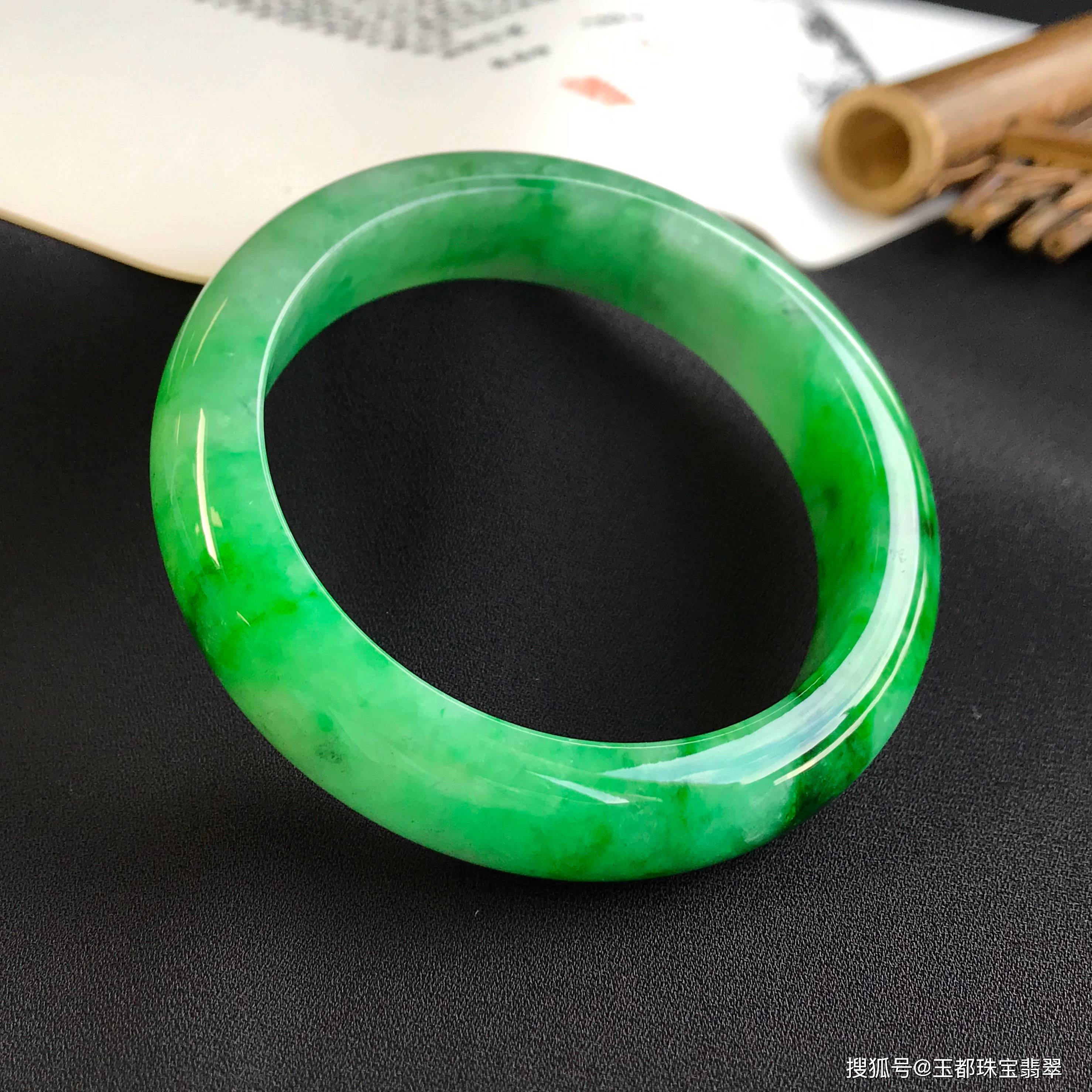 佩戴清新复古翡翠手镯,有着青翠欲滴的感觉,复古又仙气.