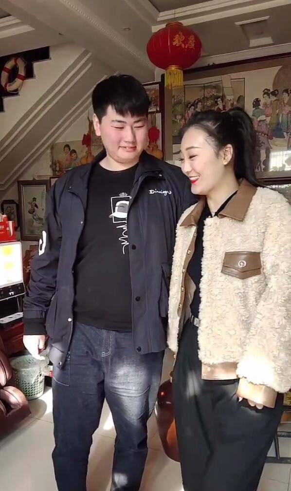 大衣哥儿媳亚男成宠儿婆婆老公贴心为其夹菜小伟满眼都是媳妇