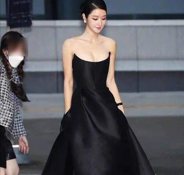 看了韩国女神撞衫张天爱对比照,就知道为啥说一方土养