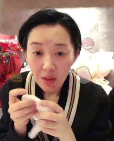 许晴明明51岁硬要装小姑娘,素颜难掩苍老!