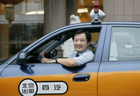 表情和蔼