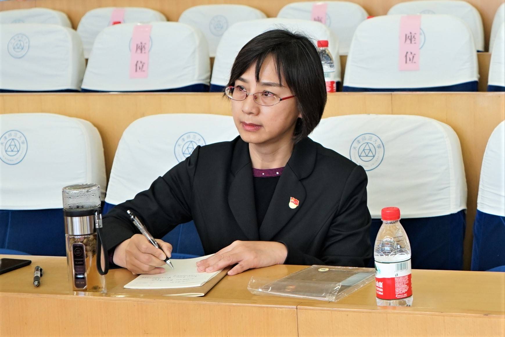 天津市实验中学党委书记朱培红认真听课天津市实验中学党员教师认真