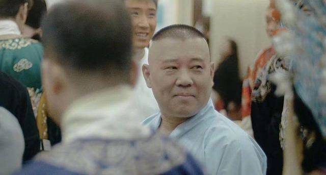 47岁郭德纲罕现身,增高鞋太厚似板砖,后脑勺胖出两层?