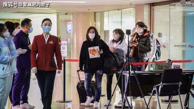 
石川佳纯与妹妹转战郑州 妹妹见人就鞠躬 日本人都这么有礼貌吗|beat365亚洲体育官方网站(图1)