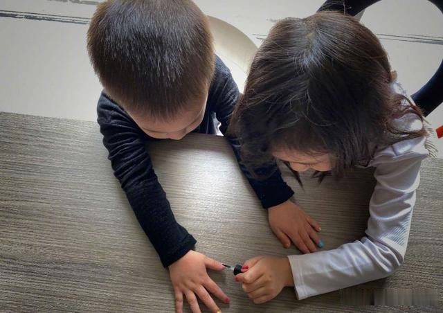 孙莉辅导妹妹作业气到内伤，多妹黄磊神反应，