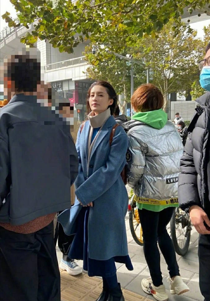 张一山李沁上演姐弟恋？李沁主动挽张一山胳膊逛街，画面有点甜