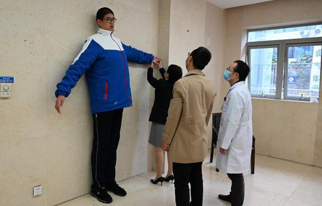 吉尼斯|获得吉尼斯纪录，父母身高皆超一米九14岁男孩身高221厘米