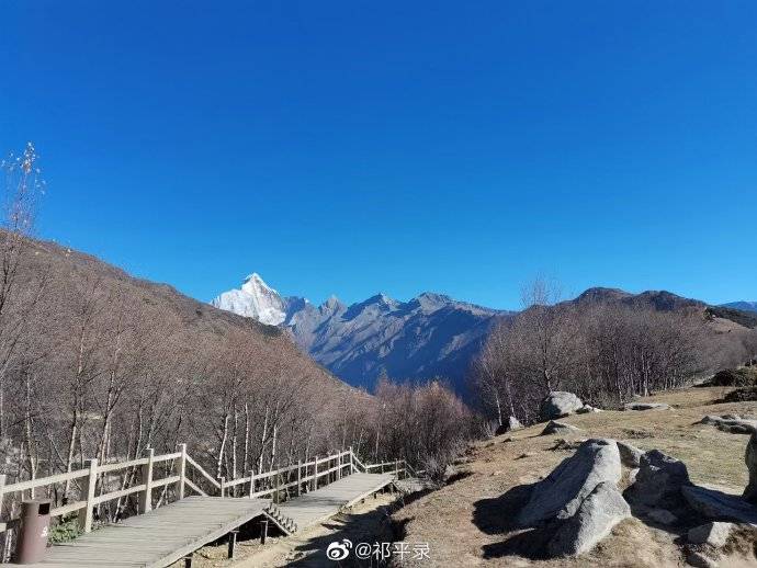 四姑娘山景区的核心景区有双桥沟,长坪沟,海子沟,幺女孩山(幺美丰)