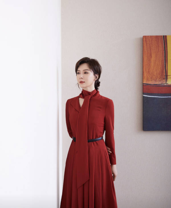 陈数有多喜欢职业装?一条小黑裙秀"优雅法",职场女性不可错过