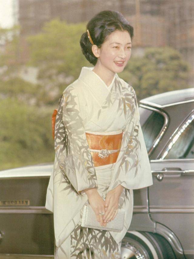 日本皇后美智子年轻时有多美?看完这组罕见的老照片,你就明白了