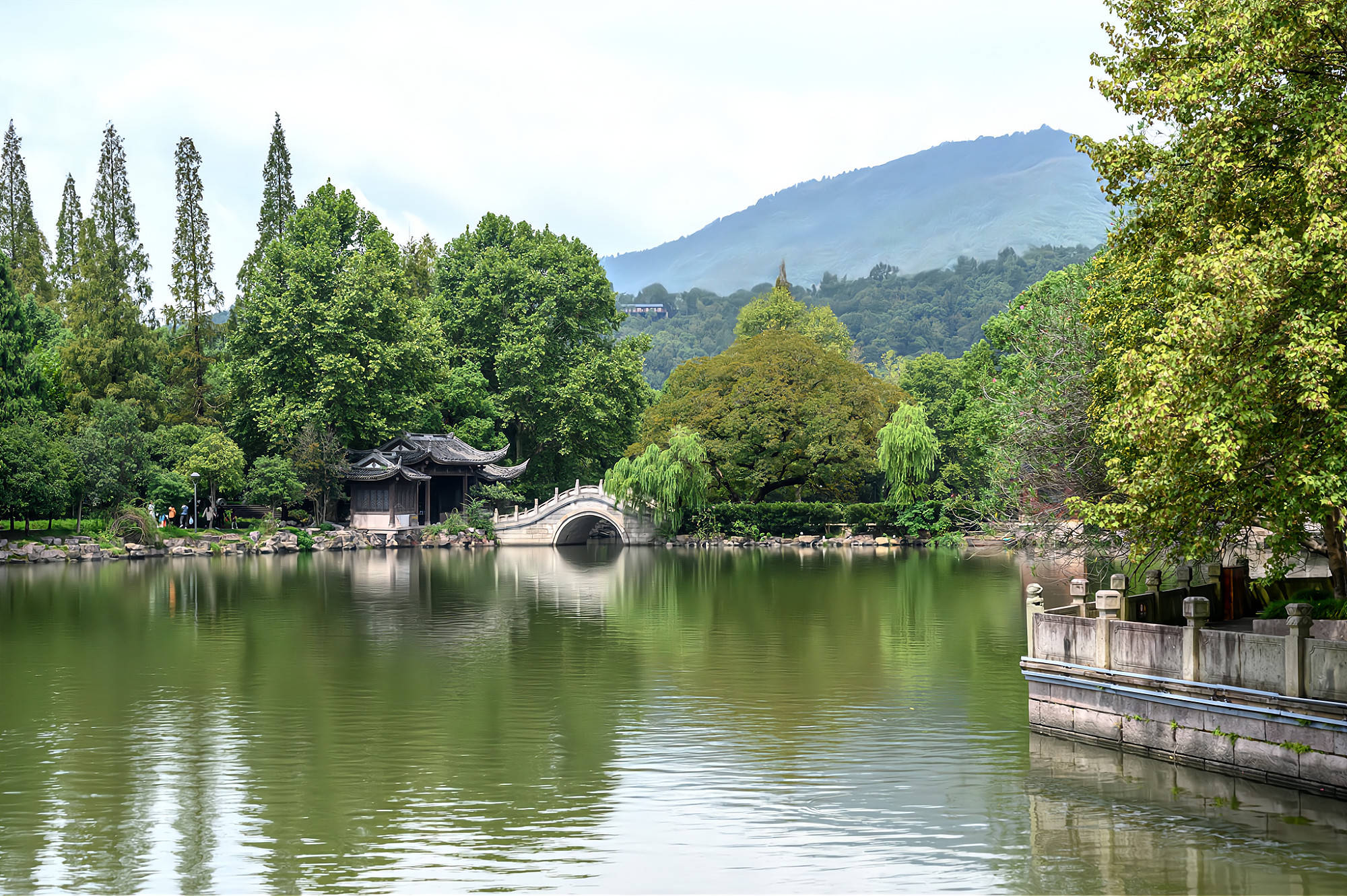 浙江杭州有西湖，台州临海有东湖，面积虽小景色却可媲美西湖