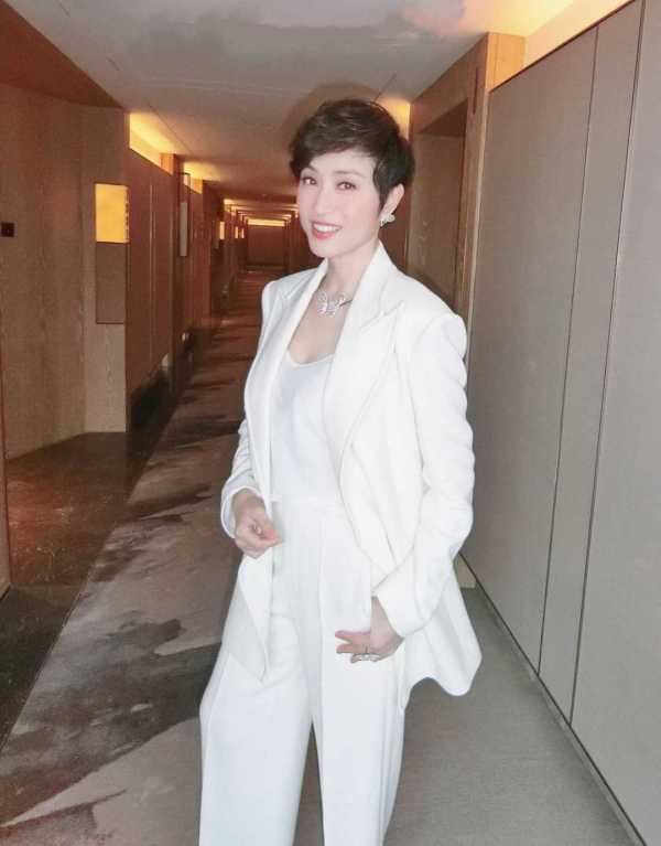 原创54岁陈法蓉真不显老,穿白西装配短发,不打针脸美得像34岁