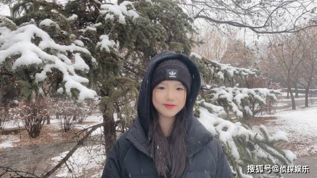 钟丽缇带两女儿玩雪，考拉开心大笑，Jaden化红唇