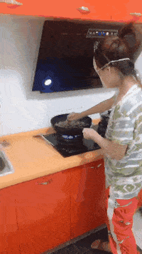 原创
妹子,你自拍时还挡着脸,这是拍给谁看呢