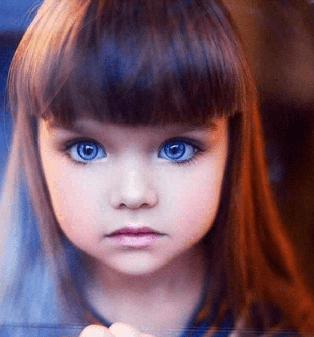 5岁小女孩被赞"真人洋娃娃",颜值逆天,黑葡萄大眼睛占半张脸