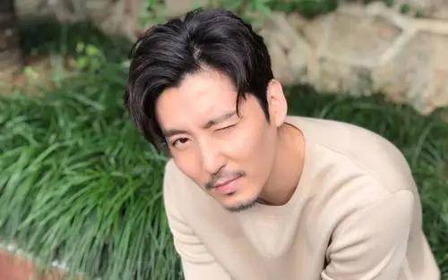 《隐秘而伟大》口碑爆棚，最火的不是李易峰，