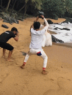 原创搞笑gif段子:黑人老哥,你这单车的质量比我家的豆腐还差啊