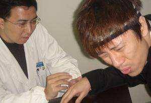 52岁解晓东罕露面,帅气不减却被指气质变太多