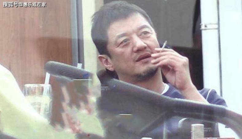 李亚鹏新恋情曝光后首现身，未见小19岁女友陪伴
