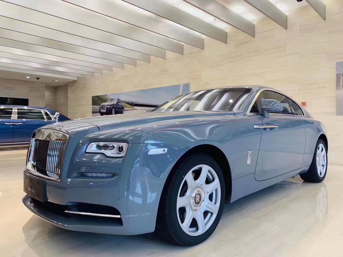 6l双涡轮增压发动机,其动力在劳斯莱斯车型中独领,最大功率465kw, 800