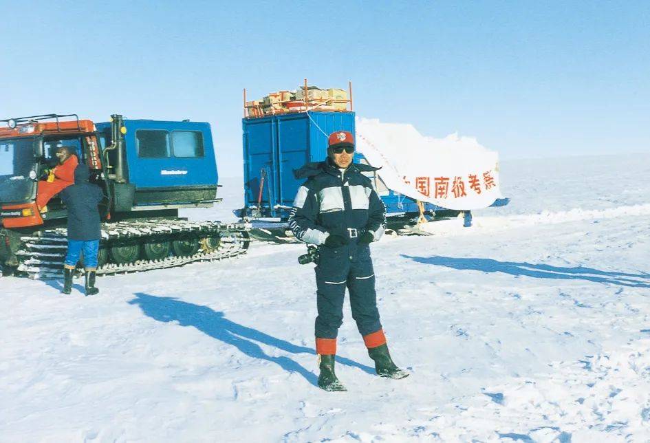 (中国青年报记者身穿波司登羽绒服在南极)