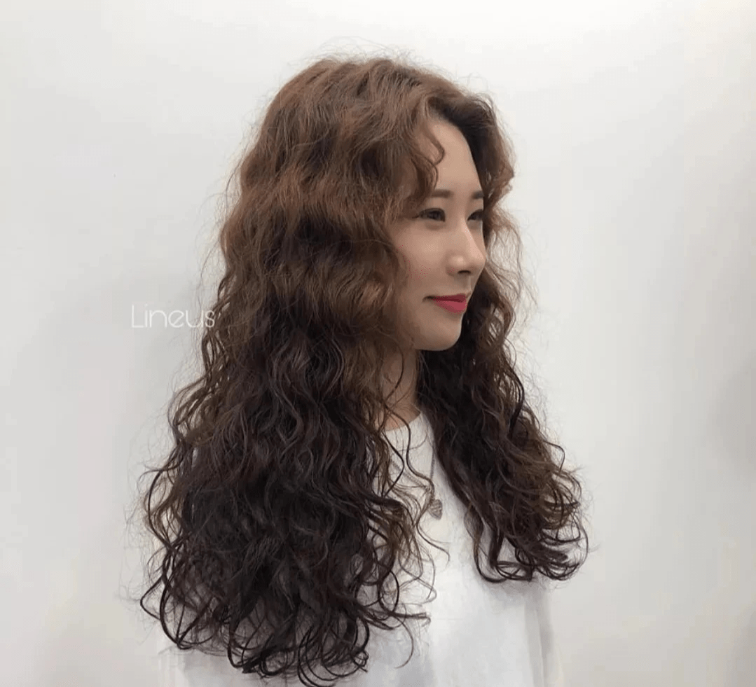 女士发型别乱剪,今冬流行"保暖烫"发型,蓬松时尚真洋气