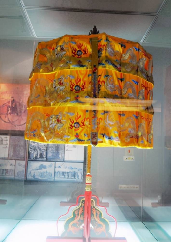 乾隆盘金九龙华盖伞虽是复制品,却被人们称为宝贝,只因价值独特