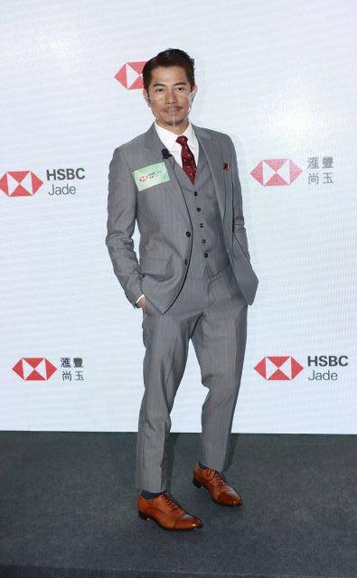 郭富城穿灰色西装搭红色领带很有英伦绅士范又帅又迷人