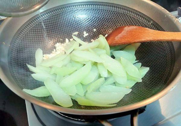 佛手瓜怎么炒鸡蛋好吃 112faa024ad745909bc0d8e52f535a52.jpeg