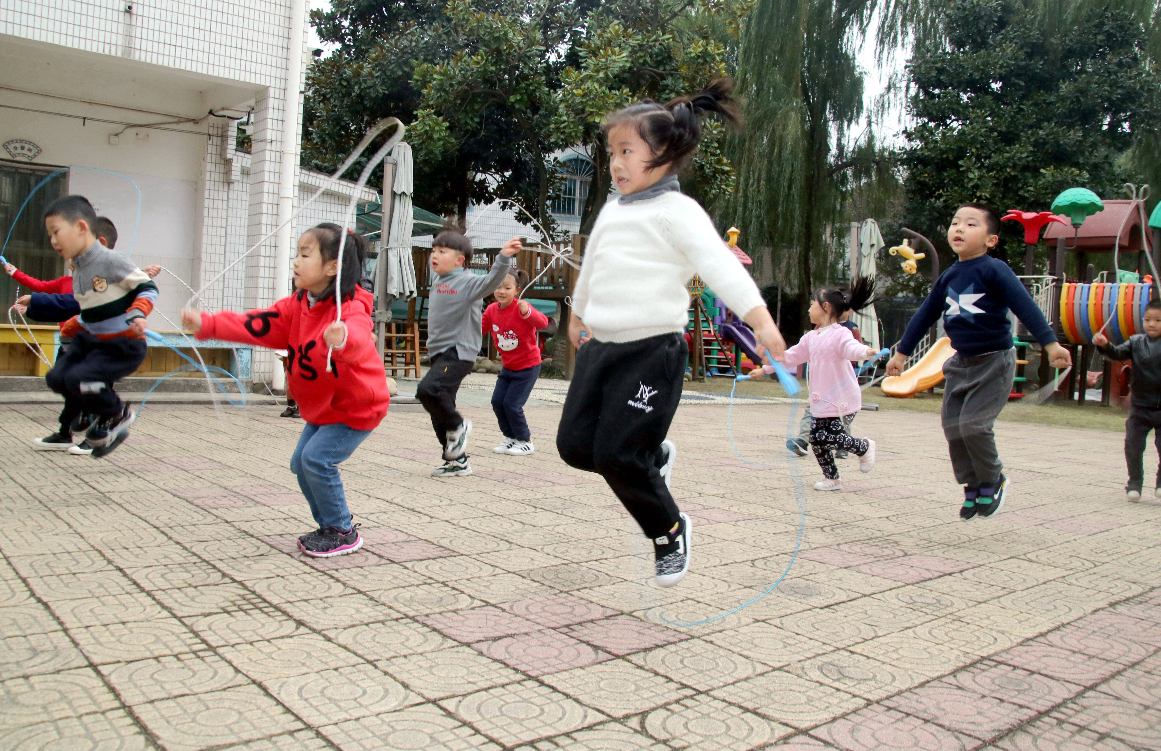 11月26日,江苏省苏州市虎丘中心幼儿园小朋友在操场上跳绳健身.