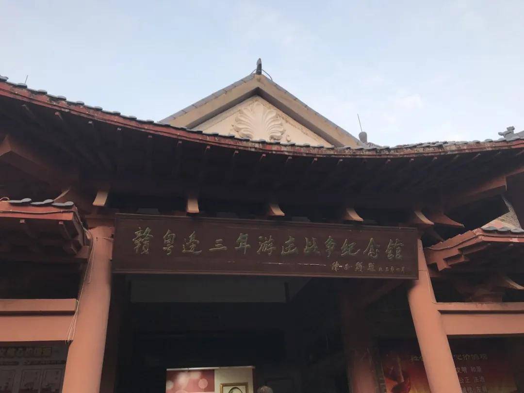 信丰县是游击圣地,是中央苏区21个全红县之一,是南方三年游击战争核心