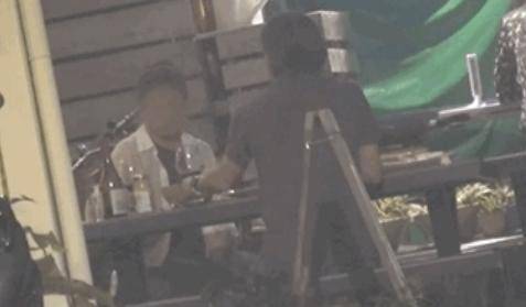 梁静茹大14岁男友密会异性,还亲自为其煎牛排