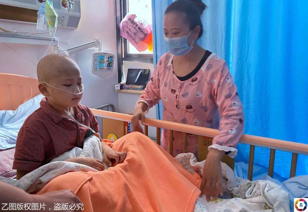 儿子|每天狂啃卫生纸说是吃炸鸡9岁男童生病后出现怪状：只认识父母