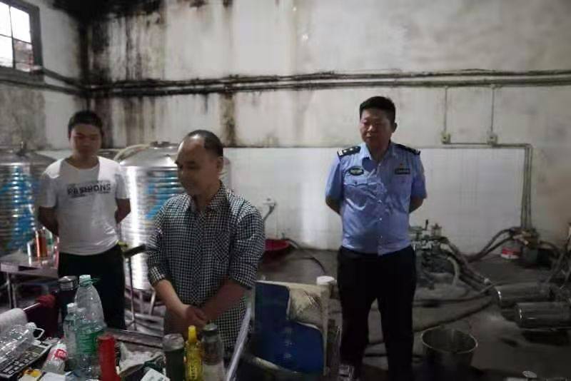 旧瓶装“新”酒 湖南常德警方摧毁一家族制售假