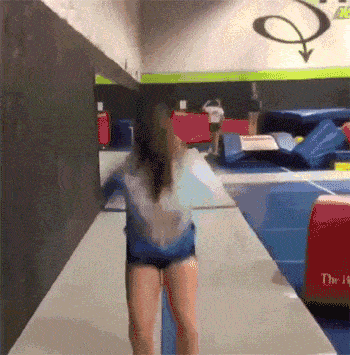 搞笑gif:姑娘 你吓我一跳 那个掉下来的是什么东西