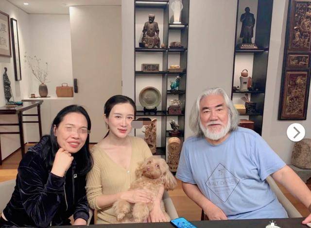 52岁张敏和小10岁男友同框,男友皱纹明显皮肤发黑