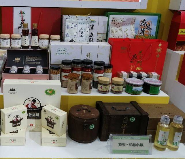 驻马店各个县城的有关文化旅游产品都展览在此,平舆县蓝天芝麻小镇也