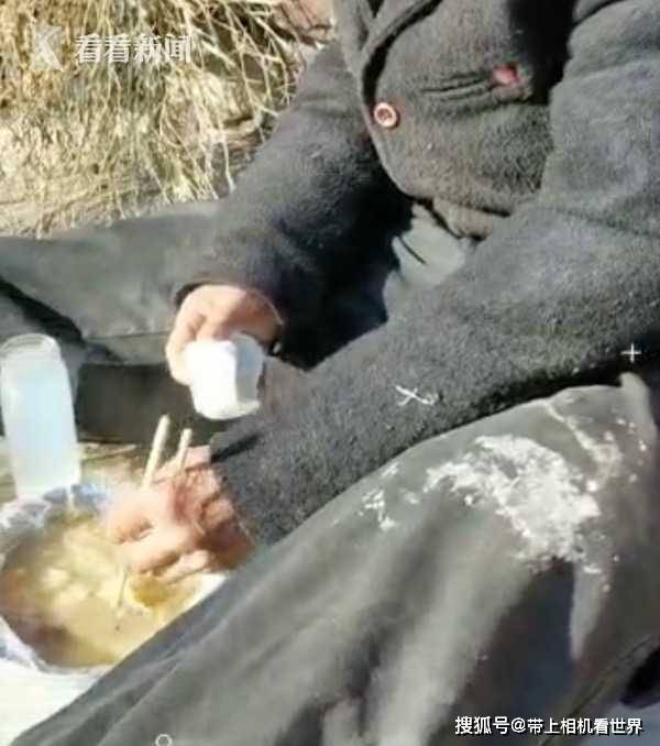  . 餐厅老板每天为拾荒老人留饭 大雪后的一幕让她泪崩（图）
