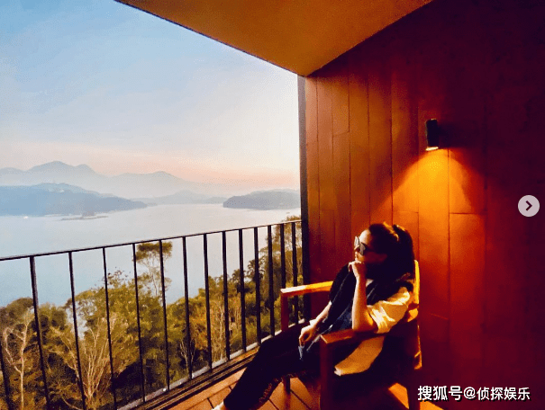 周杰伦昆凌乘豪华游艇出游,周董霸气搂着娇妻秀恩爱