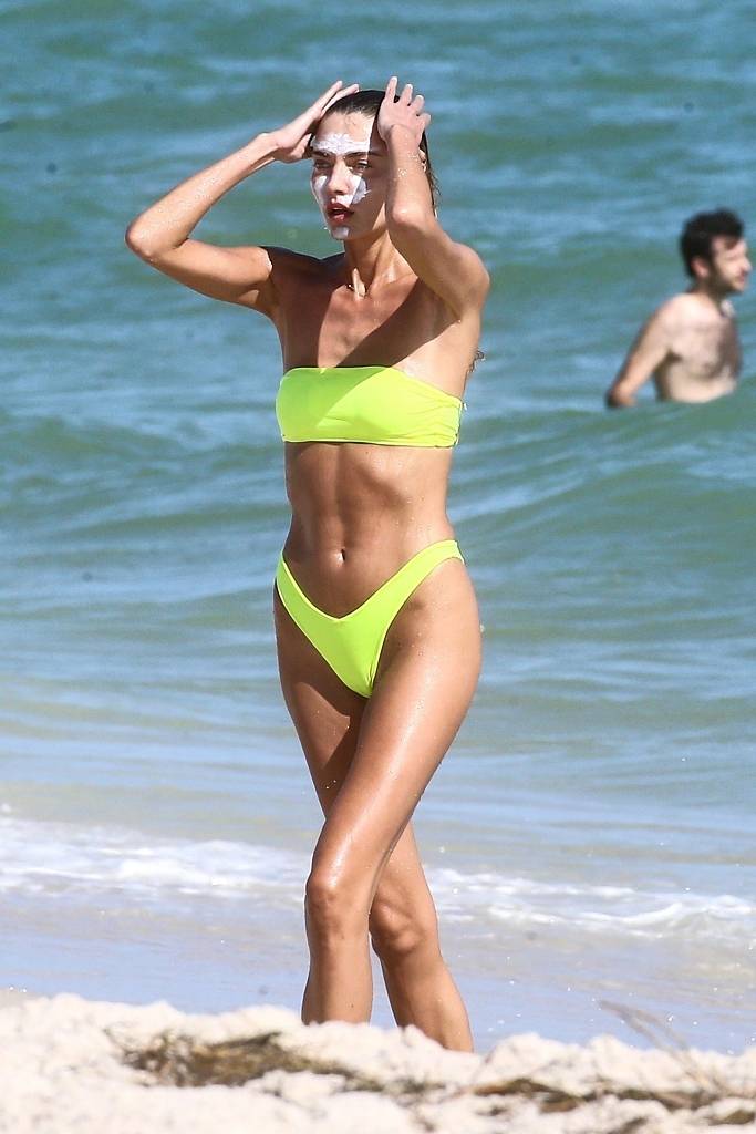 阿琳娜·芭库娃沙滩秀逆天长腿 泳装尽显纤腰直角肩