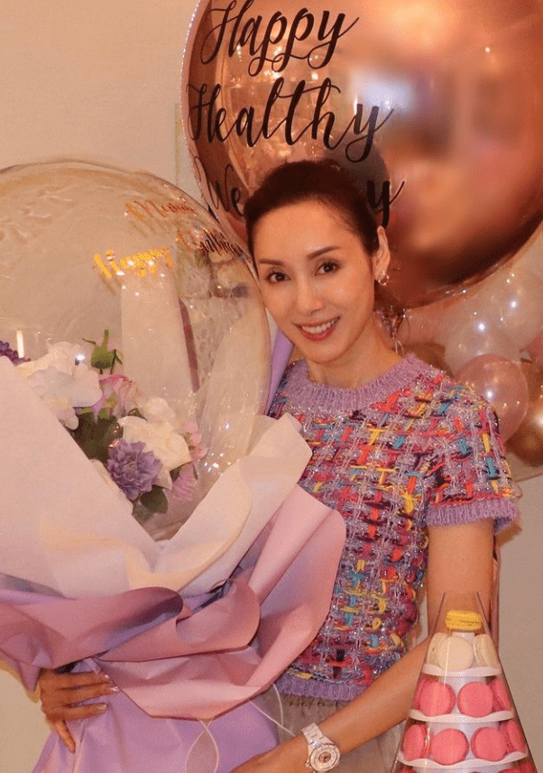 郭可盈51岁生日晒全家福,颜值不输小10岁弟媳熊黛林