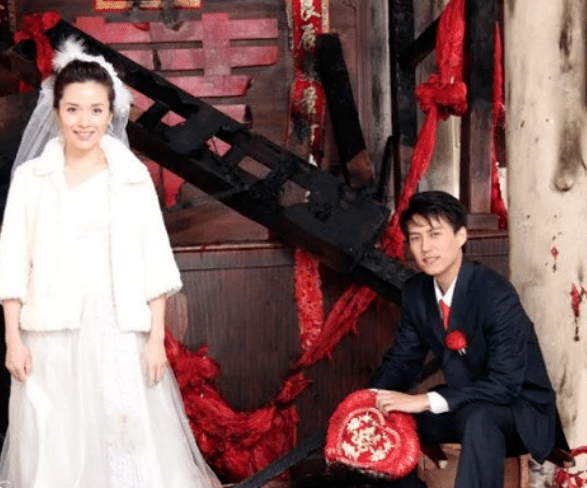靳东老婆晒照为大儿子庆生,同款长腿抢镜