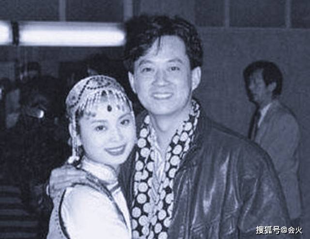 56岁朱军与妻子罕见同框,两人结婚27年仍恩爱?