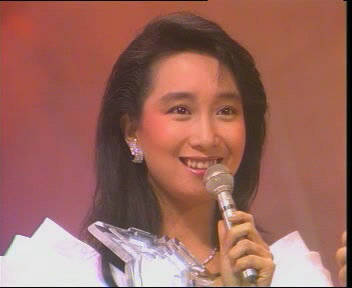 1997年,张学友被20位美女包围亲吻,香港乐坛走向衰落