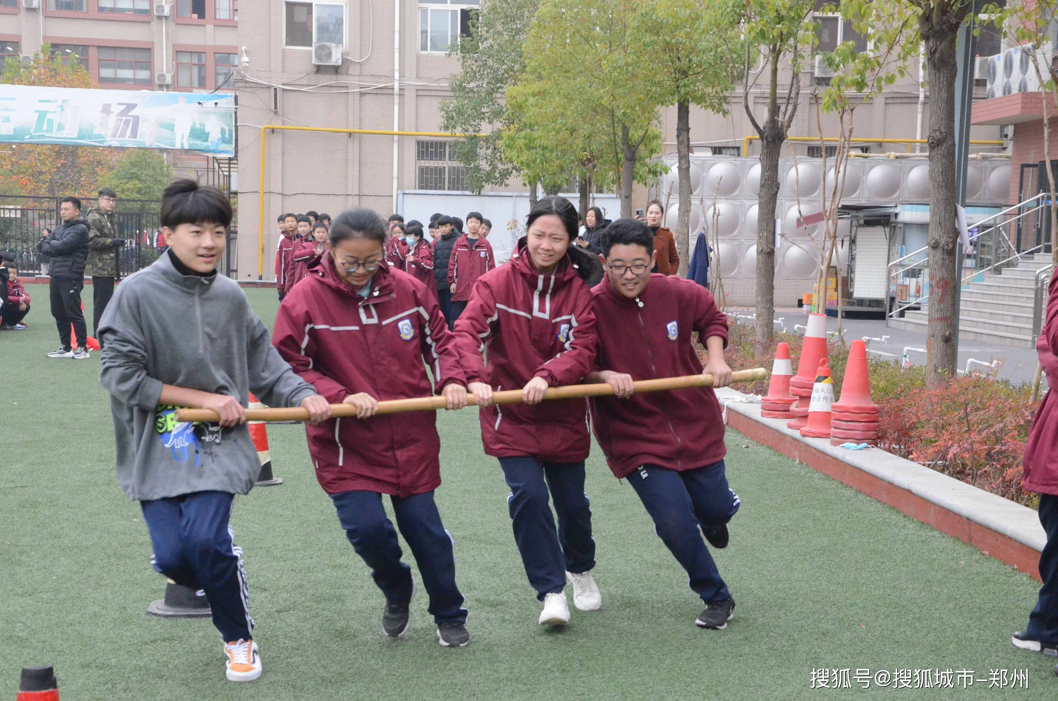 让校园嗨起来 郑州市金水区新奇初级中学举办冬季趣味运动会_手机搜狐