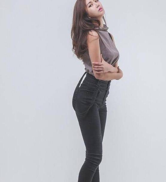 时尚街拍:丰腴曲线的牛仔裤美女,秀出时髦魅力,令人赏