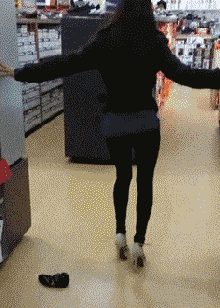 原创搞笑gif段子:这跑步机应该很费水吧!